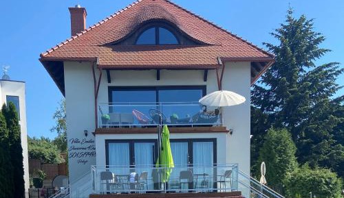 One-Bedroom Apartment with Lake View