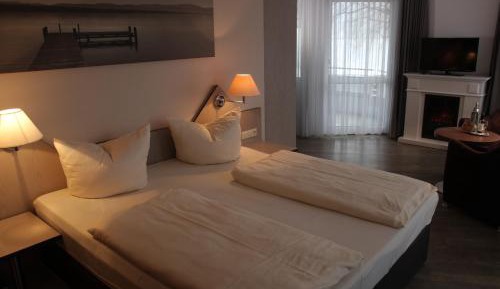 Double Room with Lake View and Balcony