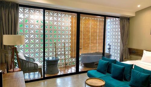 Deluxe Suite with Spa Bath