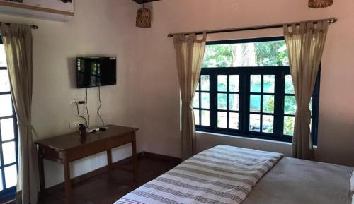 Deluxe Room (2 Adults + 1 Child)