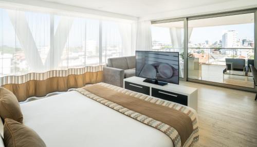 Deluxe Suite with Beach Access