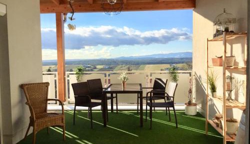 Apartment with Mountain View