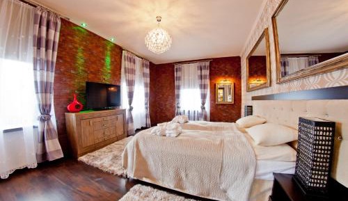 Exclusive Suite with unlimited access to Roman Terms