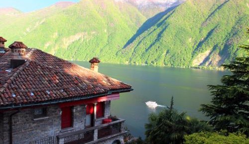 Four-Bedroom Apartment with Lake View