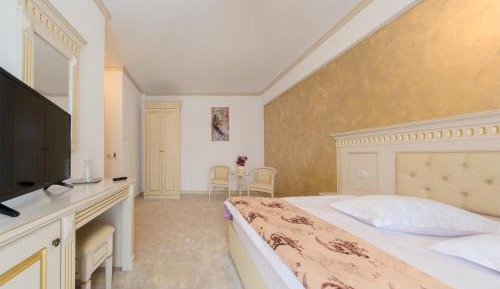 Deluxe Double Room with Extra Bed