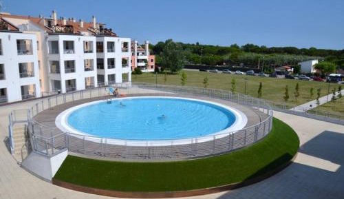 Apartment with Pool View 