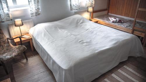 Family Room with Shared Bathroom (5 Adults)