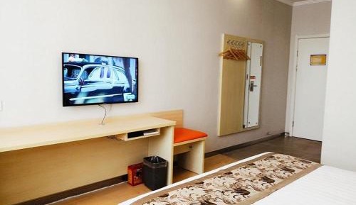 Comfortable Queen Room