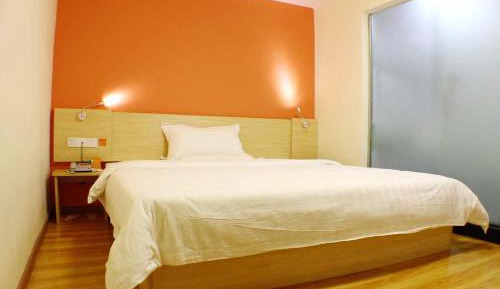 Comfortable Queen Room