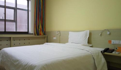 Comfortable Queen Room