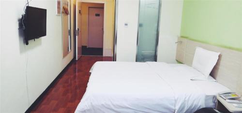 Comfortable Queen Room