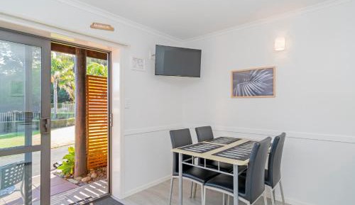 One-Bedroom Cabin - Shared Bathroom and Toilet