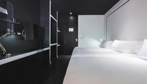  Deluxe Triple ( No Bathtub )  +  Free 24 hrs. Coworking Space
