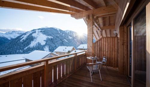 One-Bedroom Suite with Mountain View
