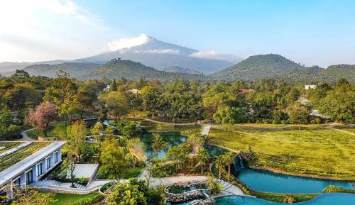 Red Level Deluxe Mount Meru View