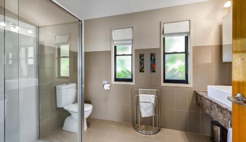 Studio Cottage - Black Cockatoo