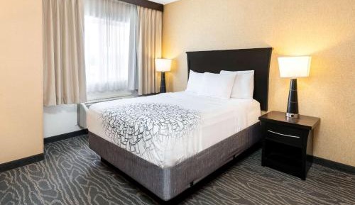 Queen Room with Mountain View - Mobility Access/Non-Smoking