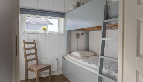 House 7 People Seaview