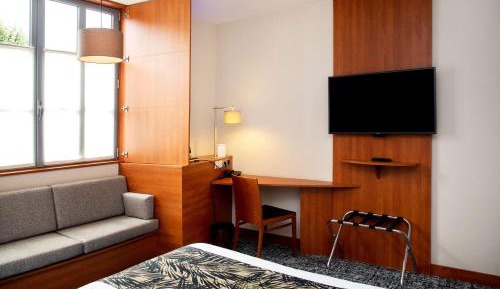 Comfort Queen Room with Courtyard View 