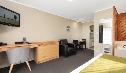 Queen Studio with Spa Bath