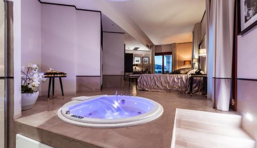 Queen Suite with Spa Bath