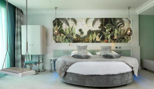 Luxury Room – Extravagant with Jacuzzi and Balcony