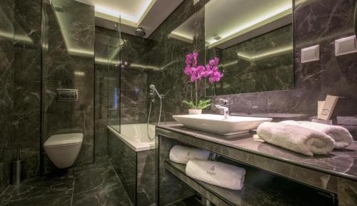 Deluxe King Suite