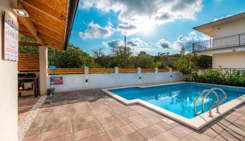 Apartment with Pool View 