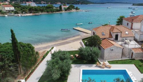 Three Bedroom Holiday Home with Pool and Sea View