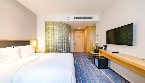 Standard Queen Room with Minifridge