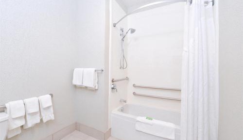 Standard Queen Room with Two Queen Beds and Mobility Accessible Tub