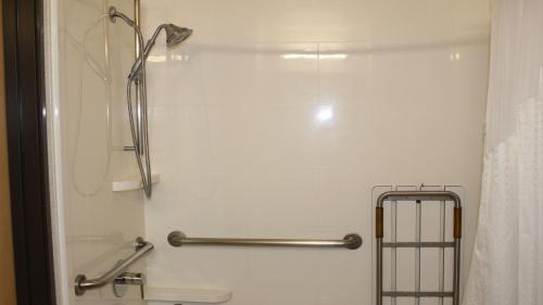 Studio Queen Room with Hearing Accessible Tub - Non-Smoking