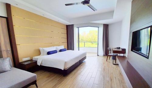 Deluxe King (partial sea view)