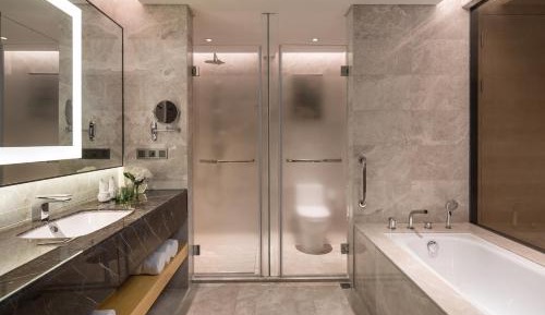 One-Bedroom King Suite with Lake View