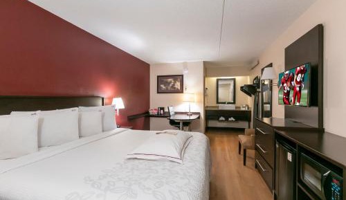 Premium King Room Smoke Free (Upgraded Bedding & Snack)