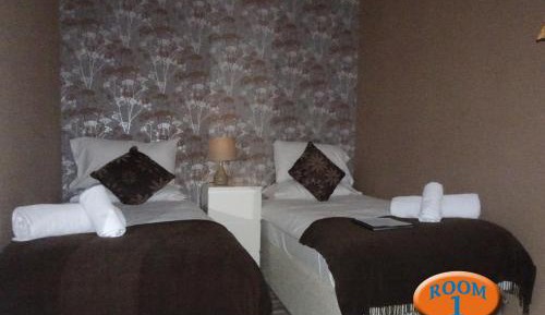 Small Twin Room- Ground floor - Dog Friendly 