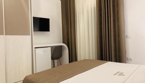 Deluxe Room (2 Adults + 1 Child)