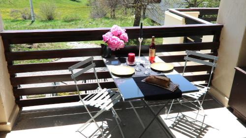 Apartment with Mountain View