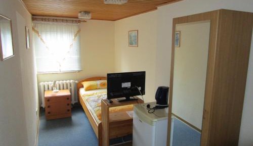 Single Room with Shared Toilet