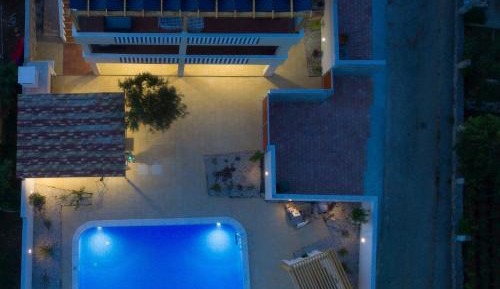 Apartment with Pool View 