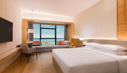 King Room with Airport View