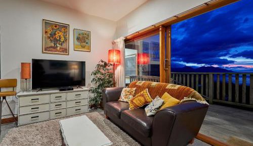 Three-Bedroom Cottage with Sea View