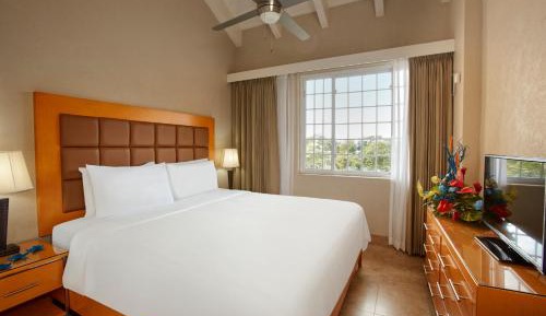 One-Bedroom King Suite with Garden View