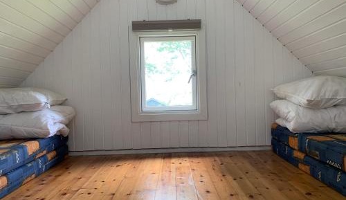 Two-Bedroom Cottage with loft (6 adults) & and Shared Bathroom
