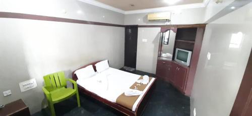 Deluxe Double Room (2 Adults + 1 Child)