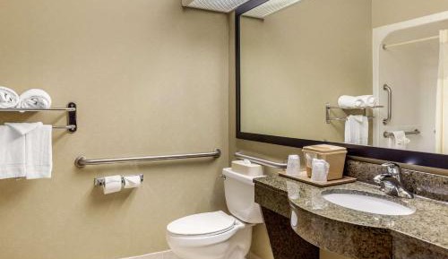 Queen Suite with Accessible Tub - Accessible/Non-Smoking