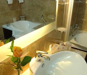 Standard Junior Suite with Backyard/Garden View Low Floor