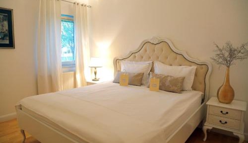 Deluxe One-Bedroom Apartment with Balcony 