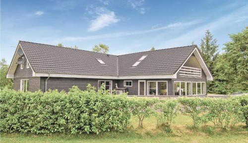 Seven-Bedroom Holiday Home