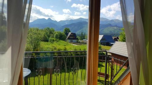 Apartment with Mountain View